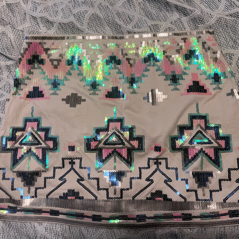 Mini skirt w/ sequin details. Elastic waist. No damage. Skirt for Any occasion